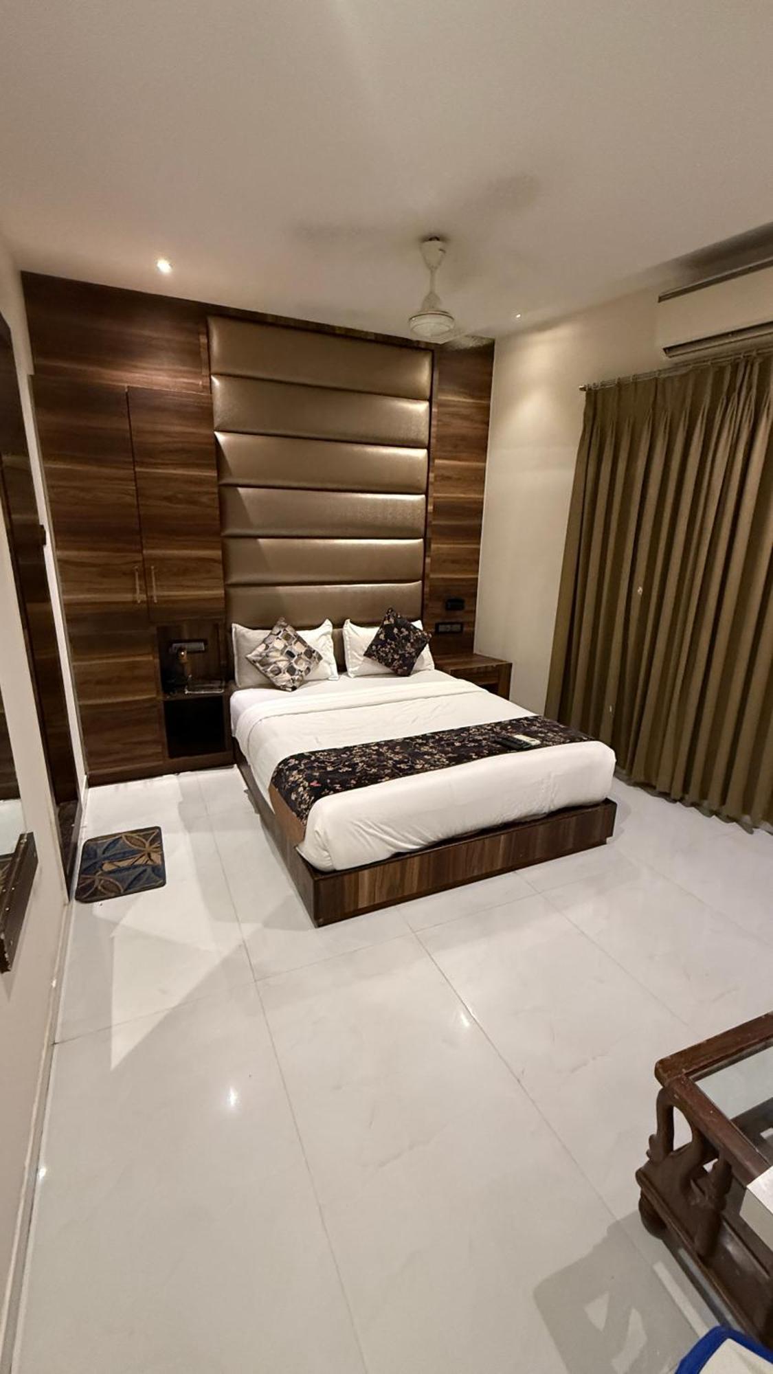 M E R I T O N Hotel T-2 Bombay Extérieur photo