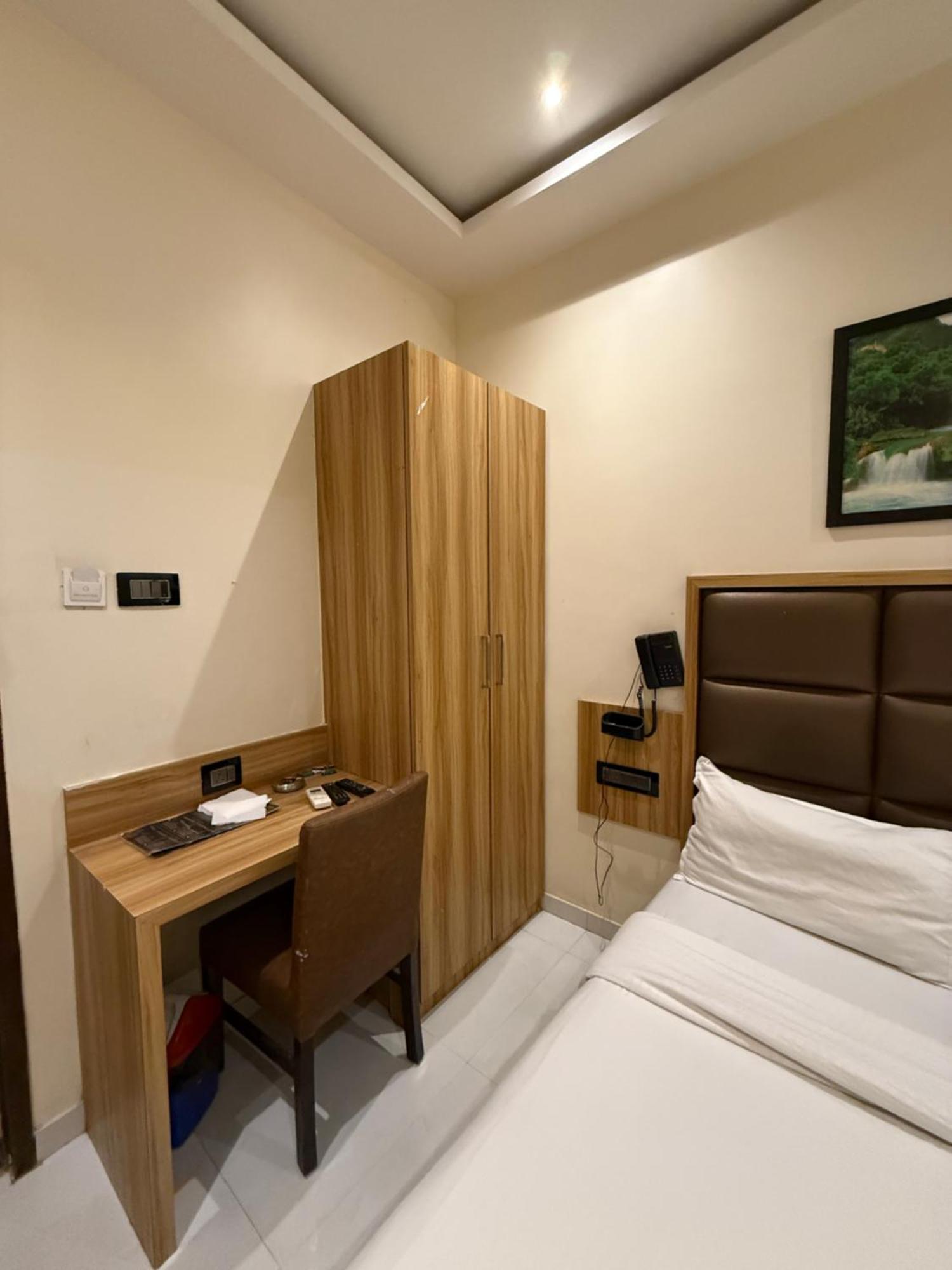 M E R I T O N Hotel T-2 Bombay Extérieur photo